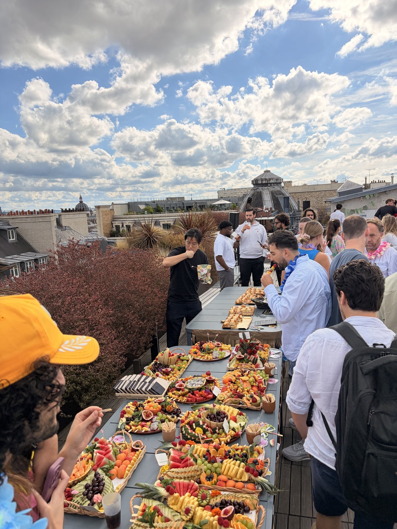 Des convives réunis autour d’un buffet fruité
