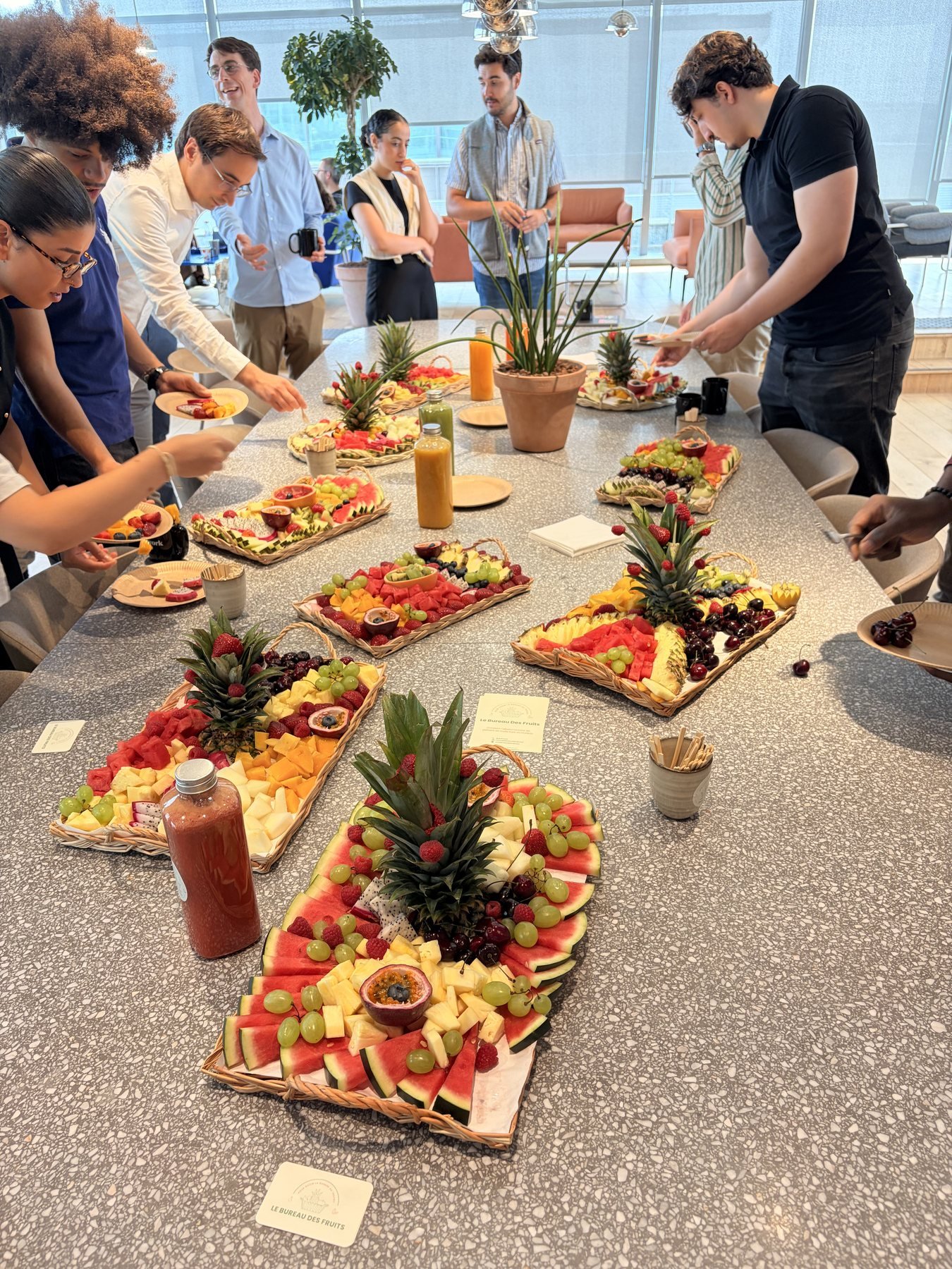Une équipe partage des fruits lors d’un événement professionnel