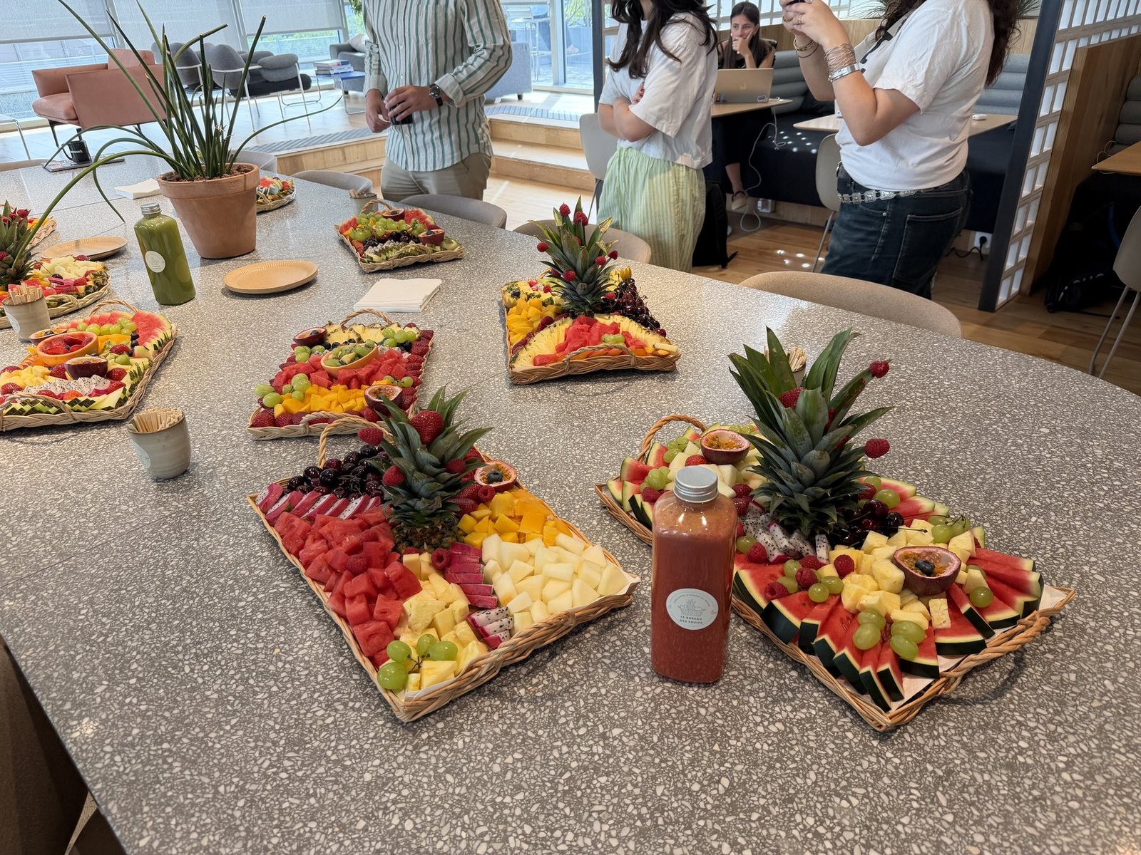 Composition fruitée installée dans les bureaux d’une entreprise