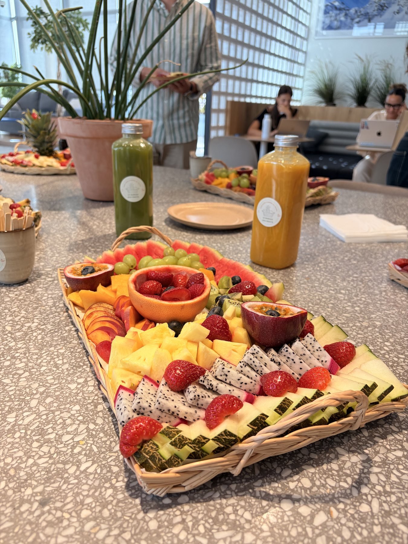 Sélection de fruits frais présentée dans un bureau